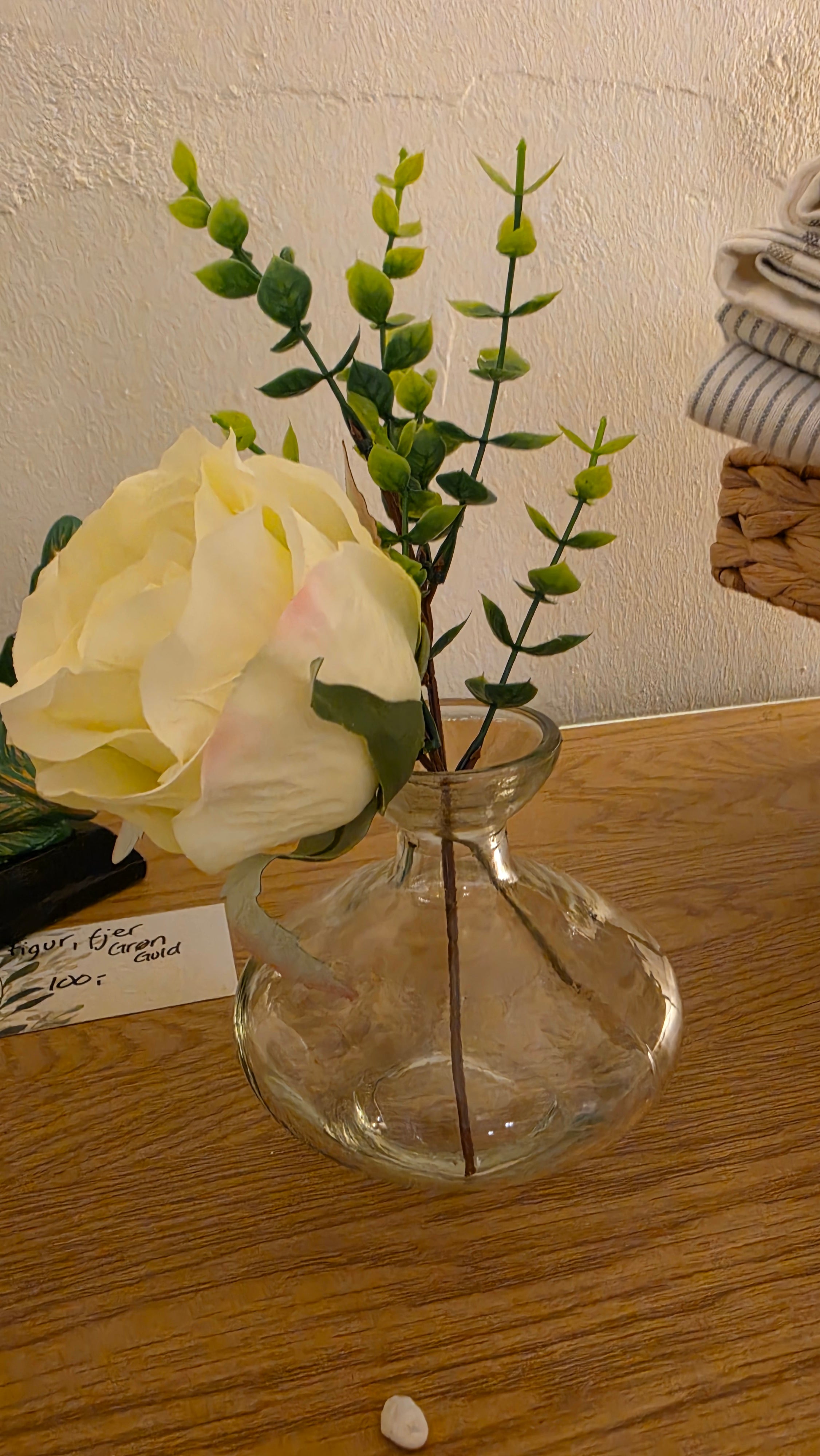 Lille tyk glasvase m/blomst