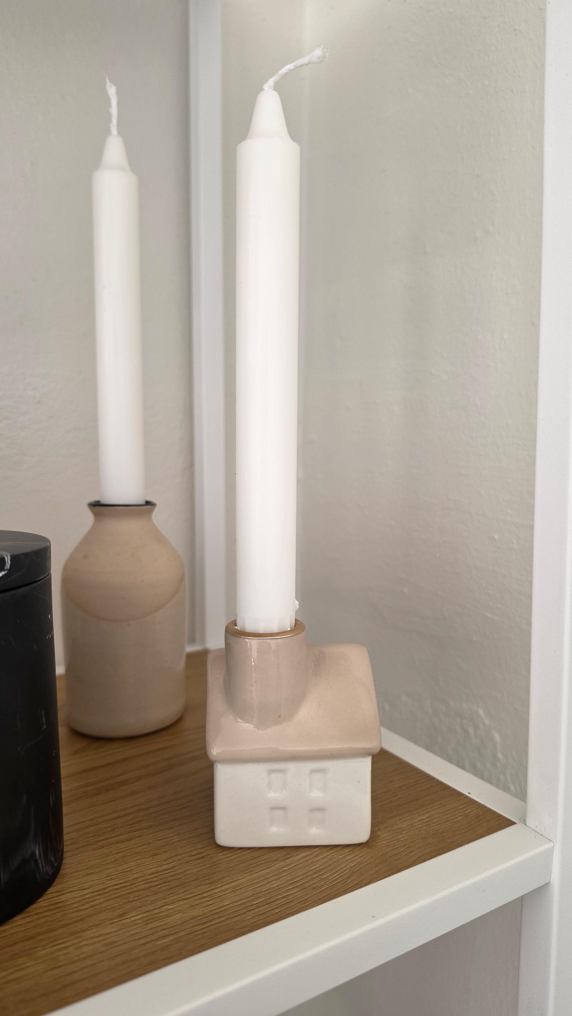 Lysestage som hus, beige