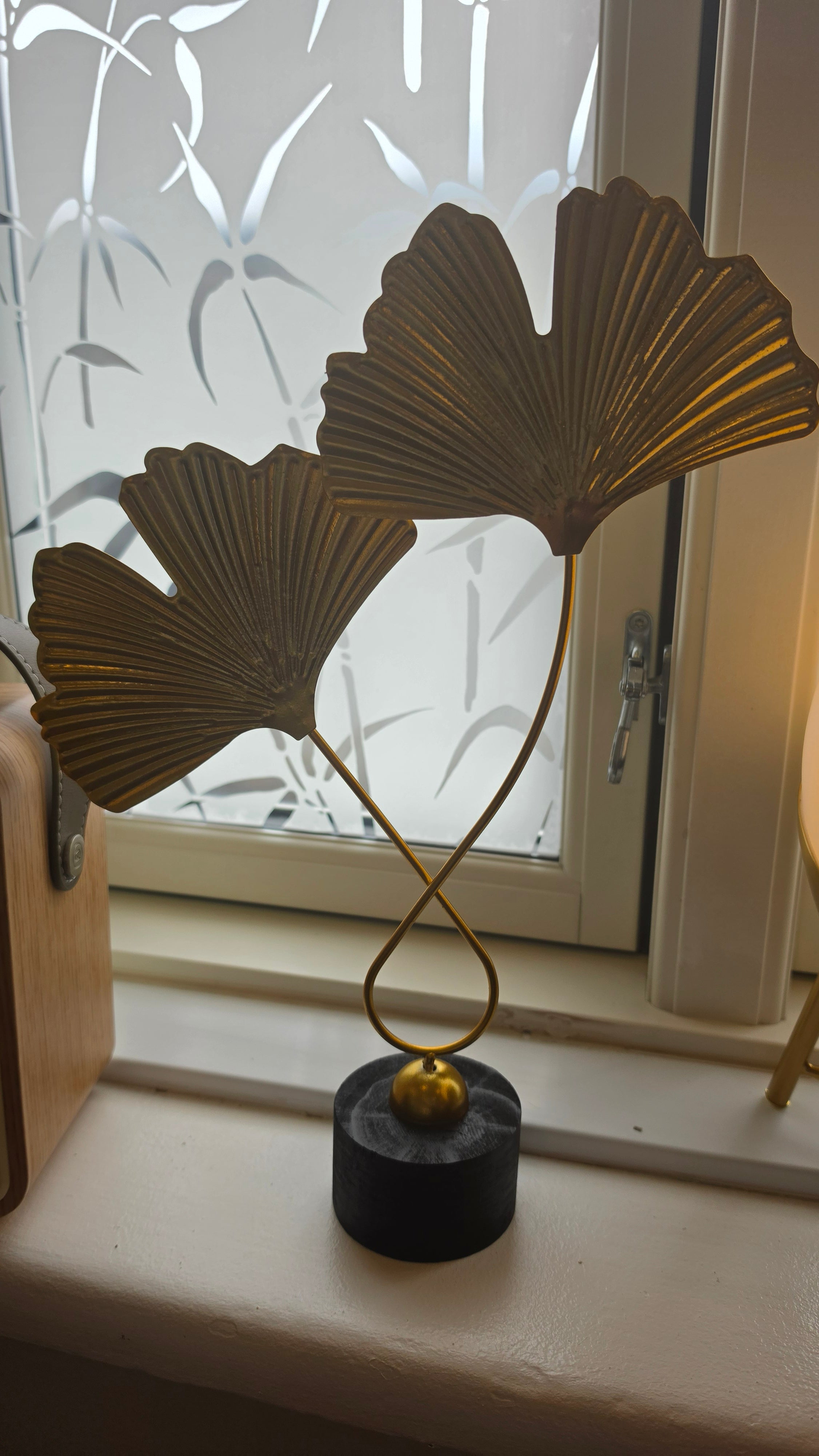 Decor, figur m/ginkgo blade, guld på rund træfod