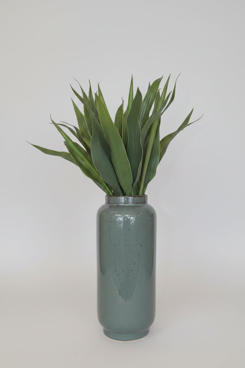 Keramik vase, høj, grønlig m/nister. U/blomster
