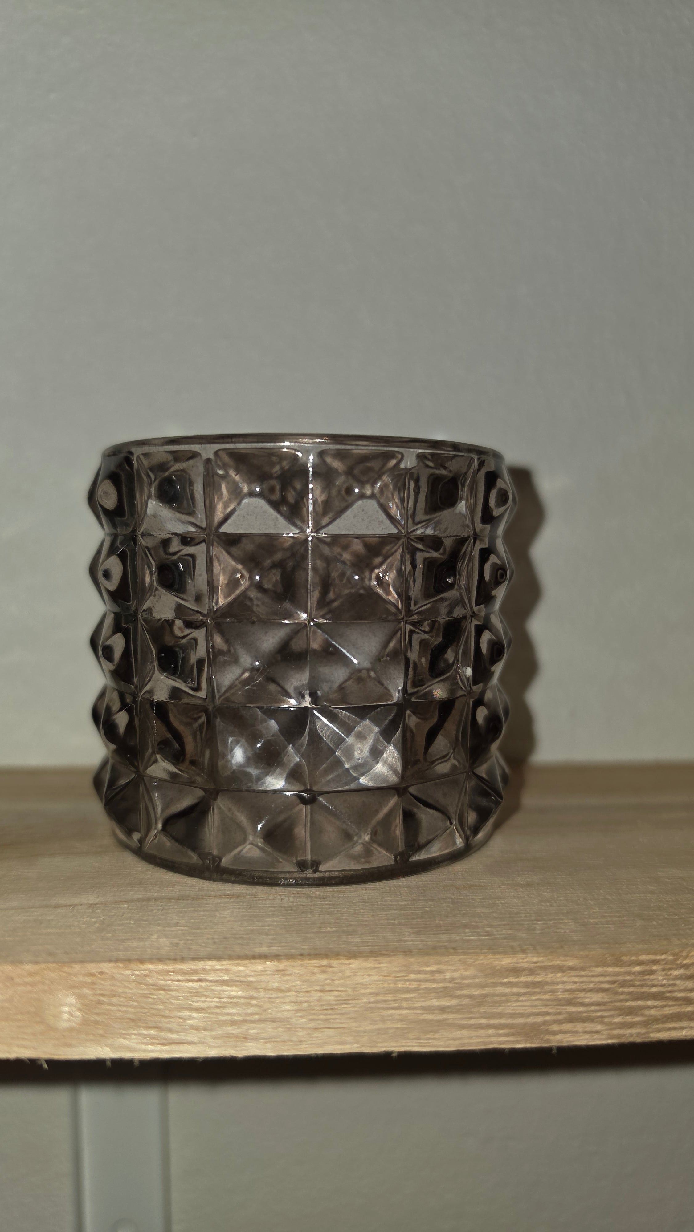 Fyrfadssyage gråligt glas m/tern