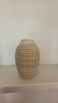 Lille beige vase m/tern inkl. blomst
