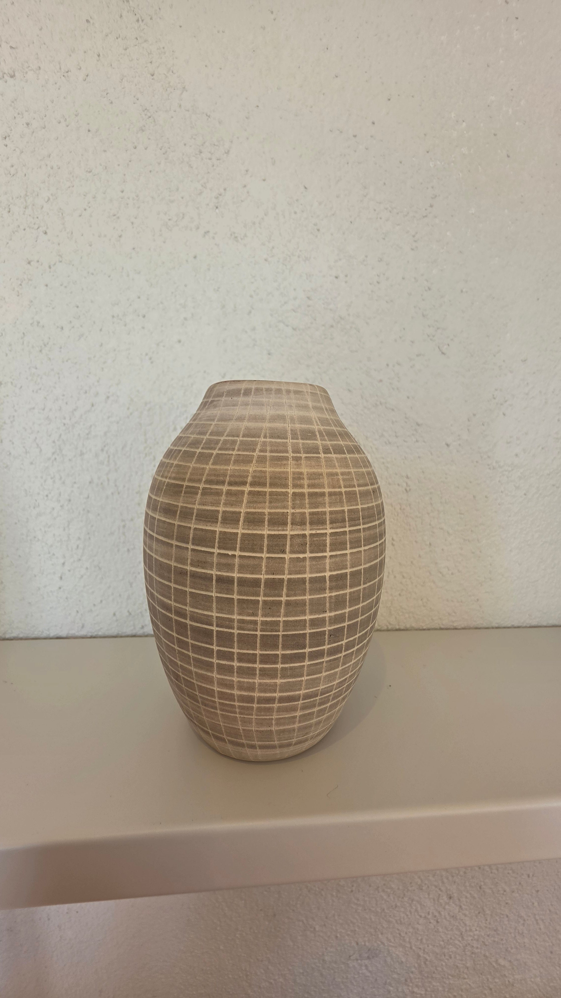 Lille beige vase m/tern inkl. blomst