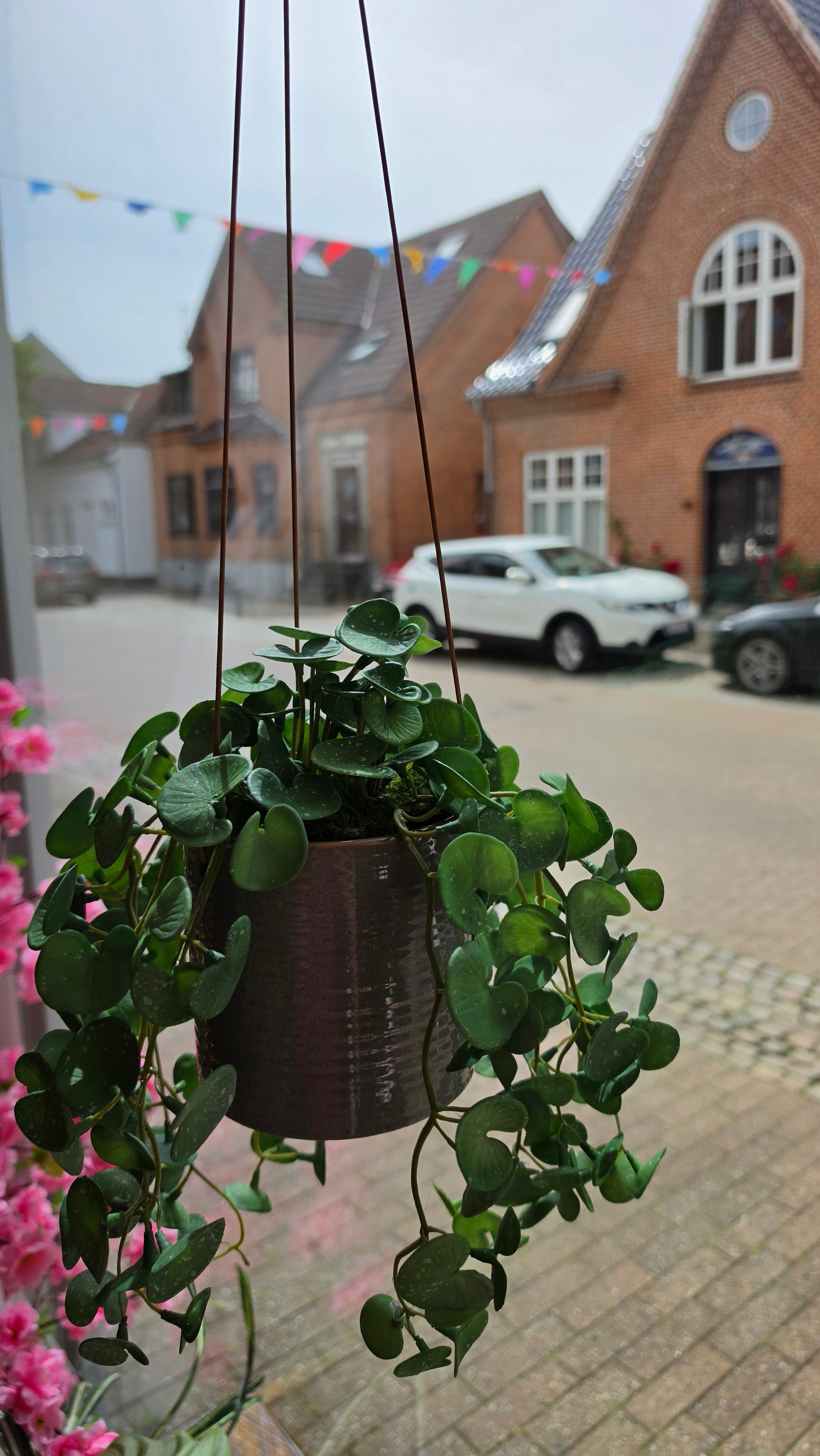 Hænge potte m/grøn plante. Beige, brun, grå strib.