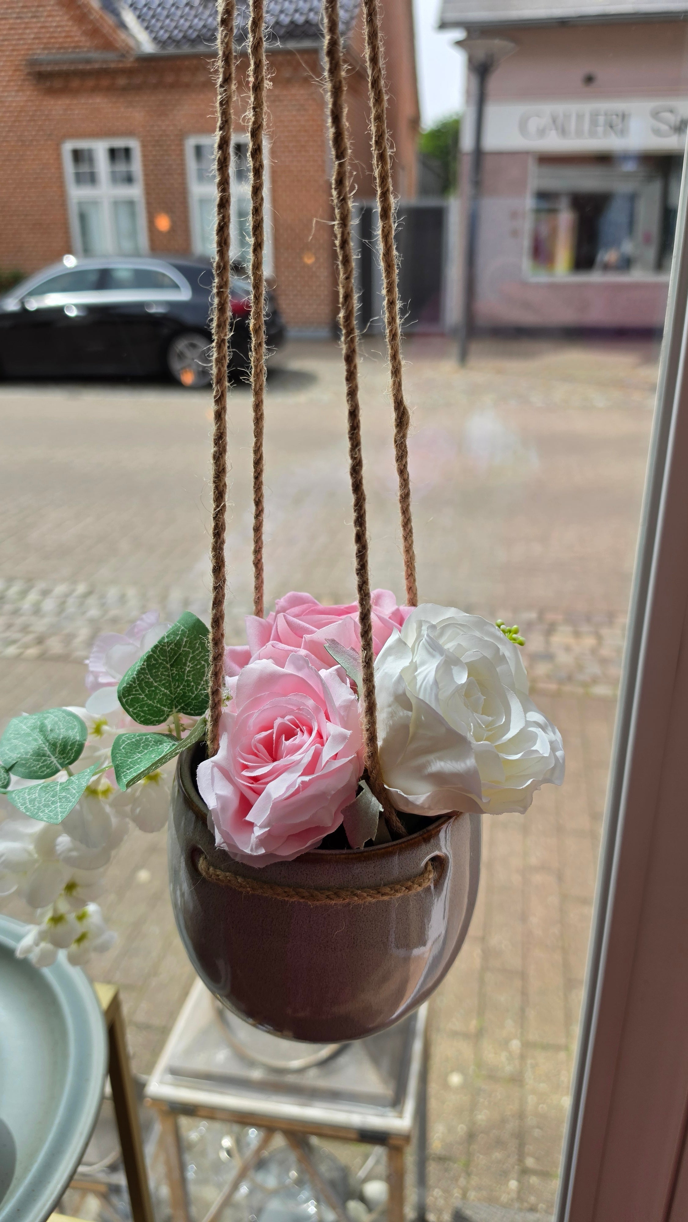 Hænge potte m/rose dekoration. Beige med natur snor