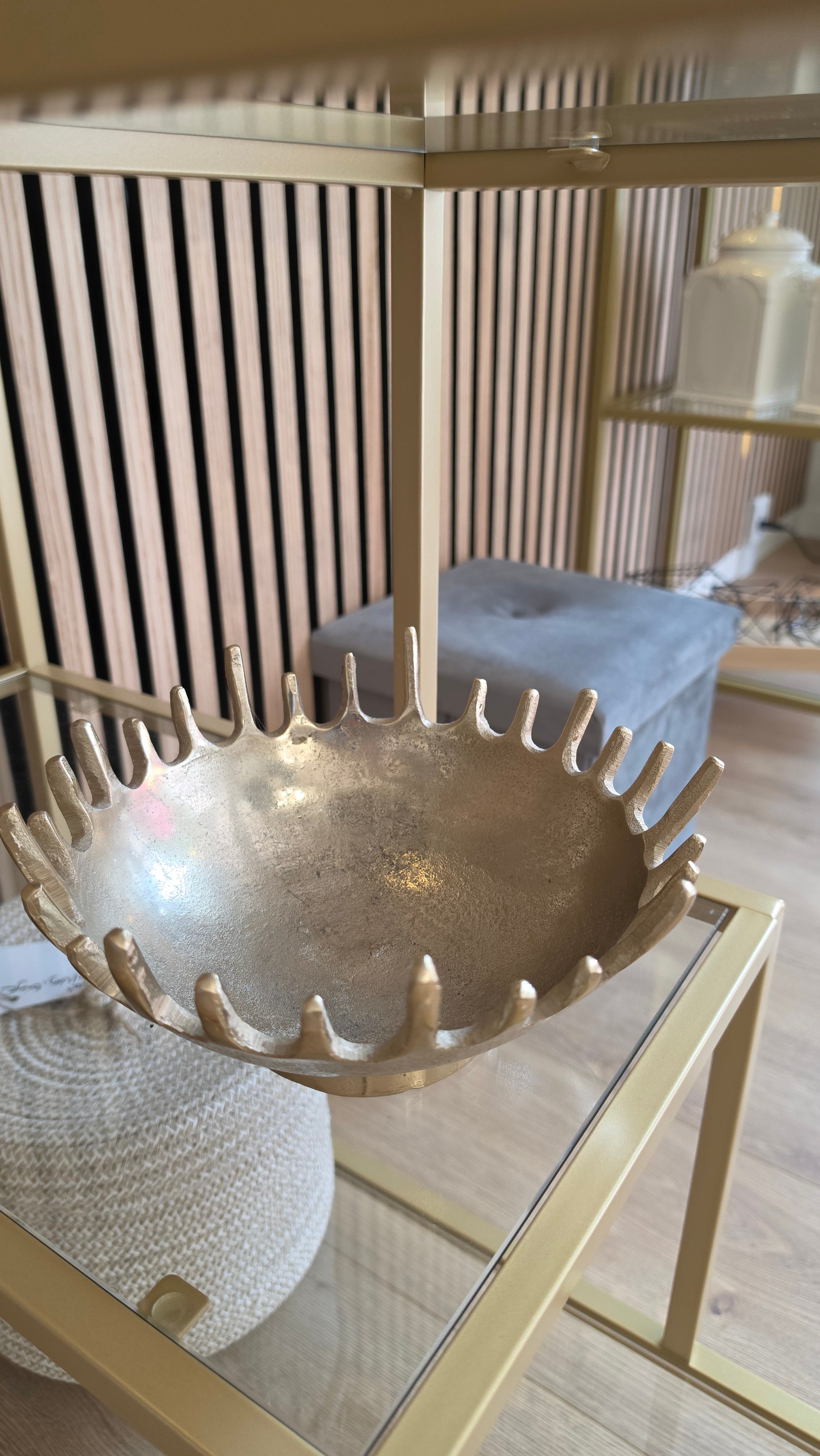 Skål m/former. Bronze, guldfarvet