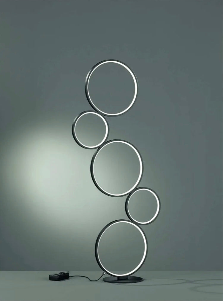 Gulvlampe med cirkler, H115 cm. Rund fod, sort.