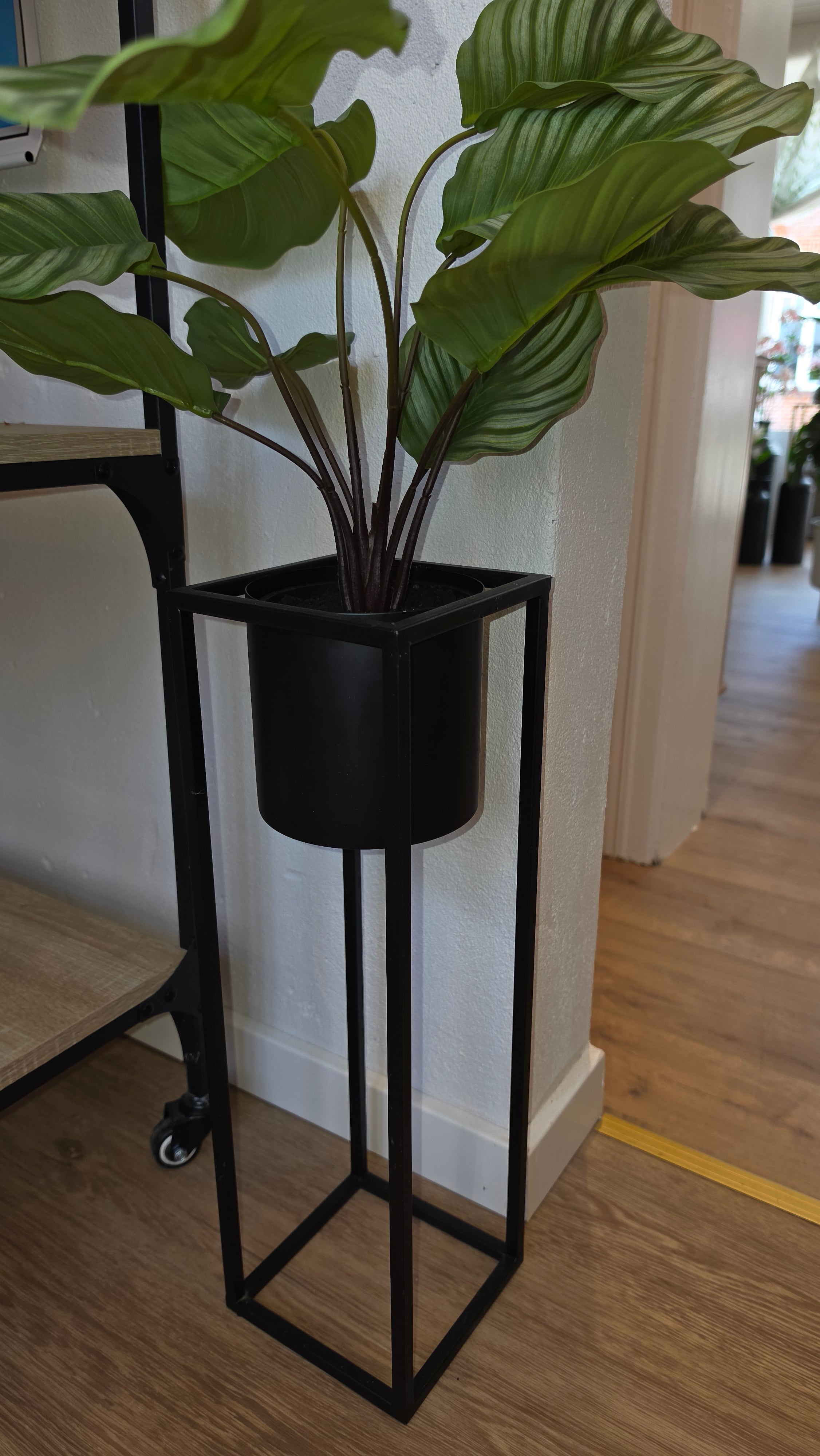 Gulv blomster stativ/potte i sort metal