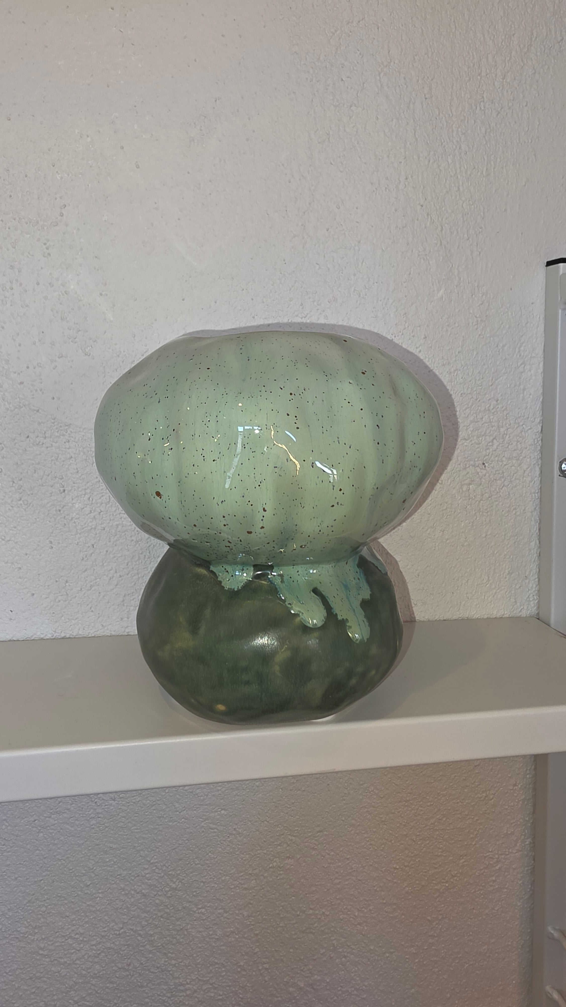 Grønlig vase m/løbende glasur