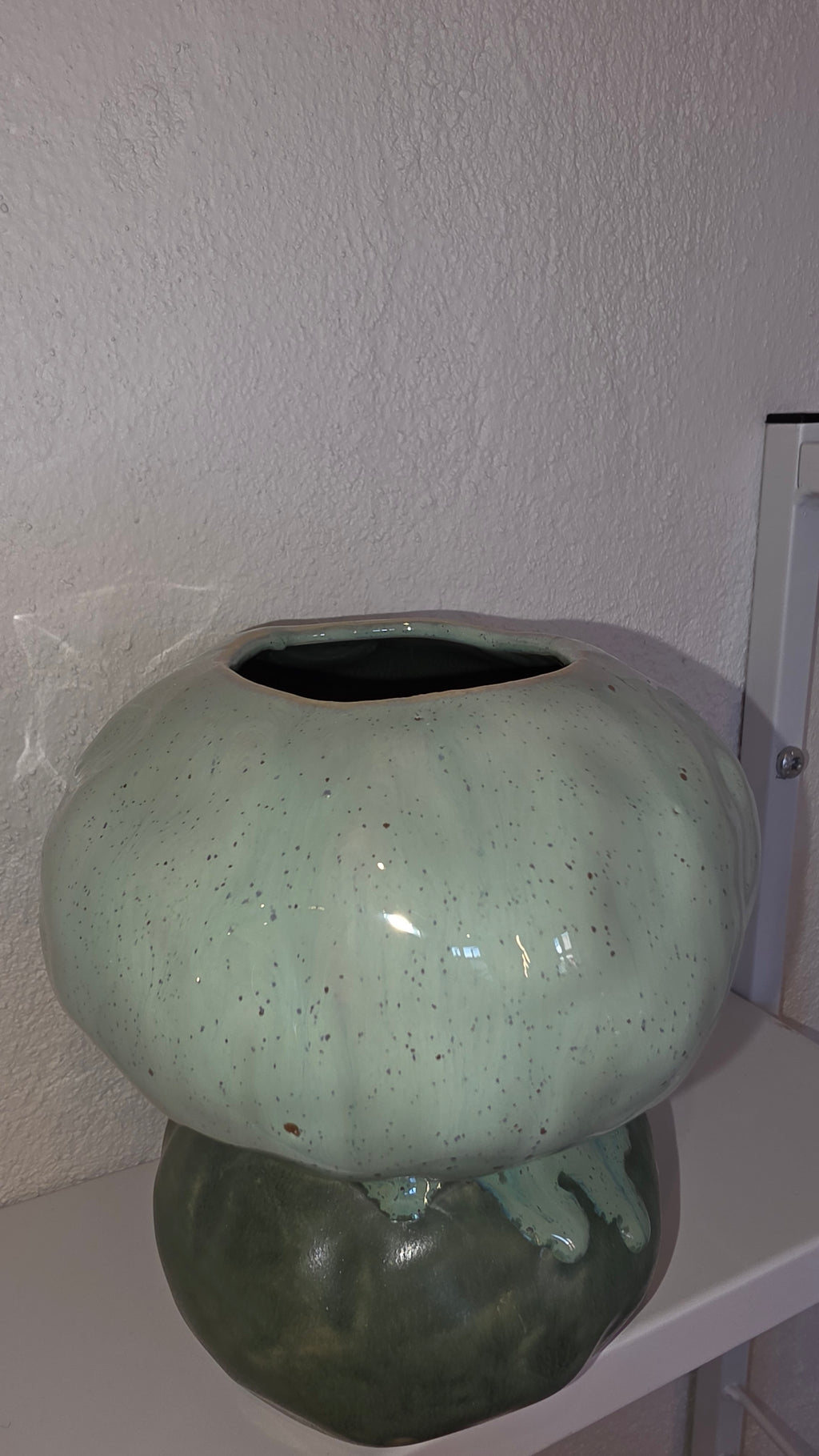 Grønlig vase m/løbende glasur