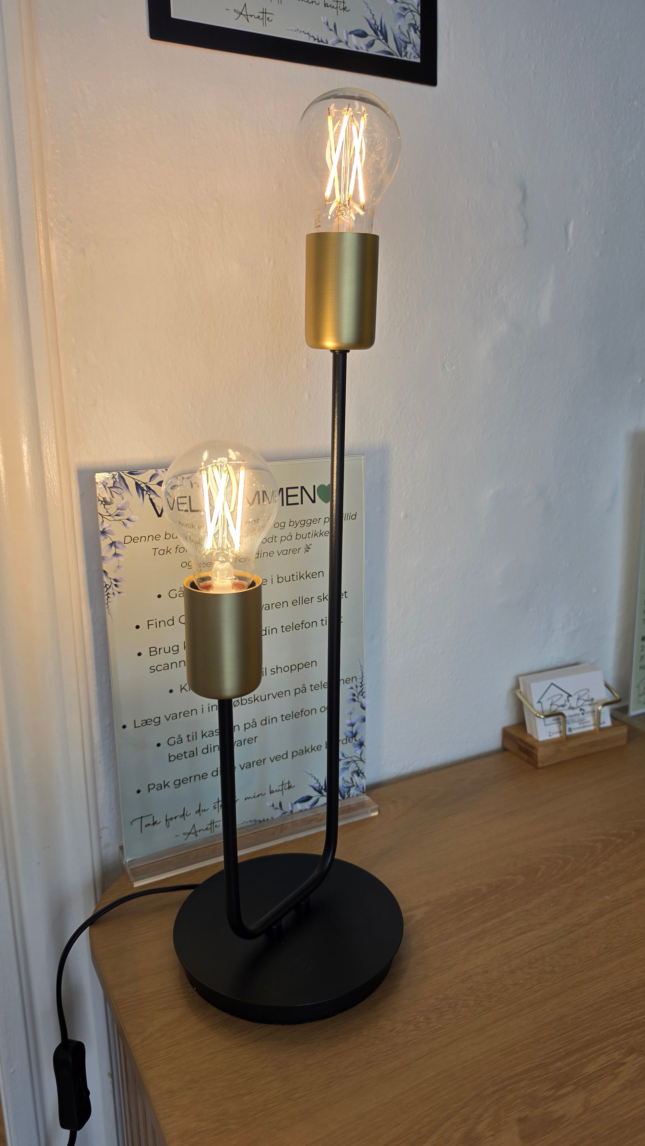 Bordlampe m/2 pærer. Sort metal m/guld. Inkl. pærer