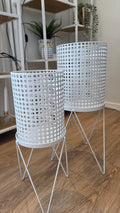 Potte/vase på stativ. Hvid, lille, metal m/huller