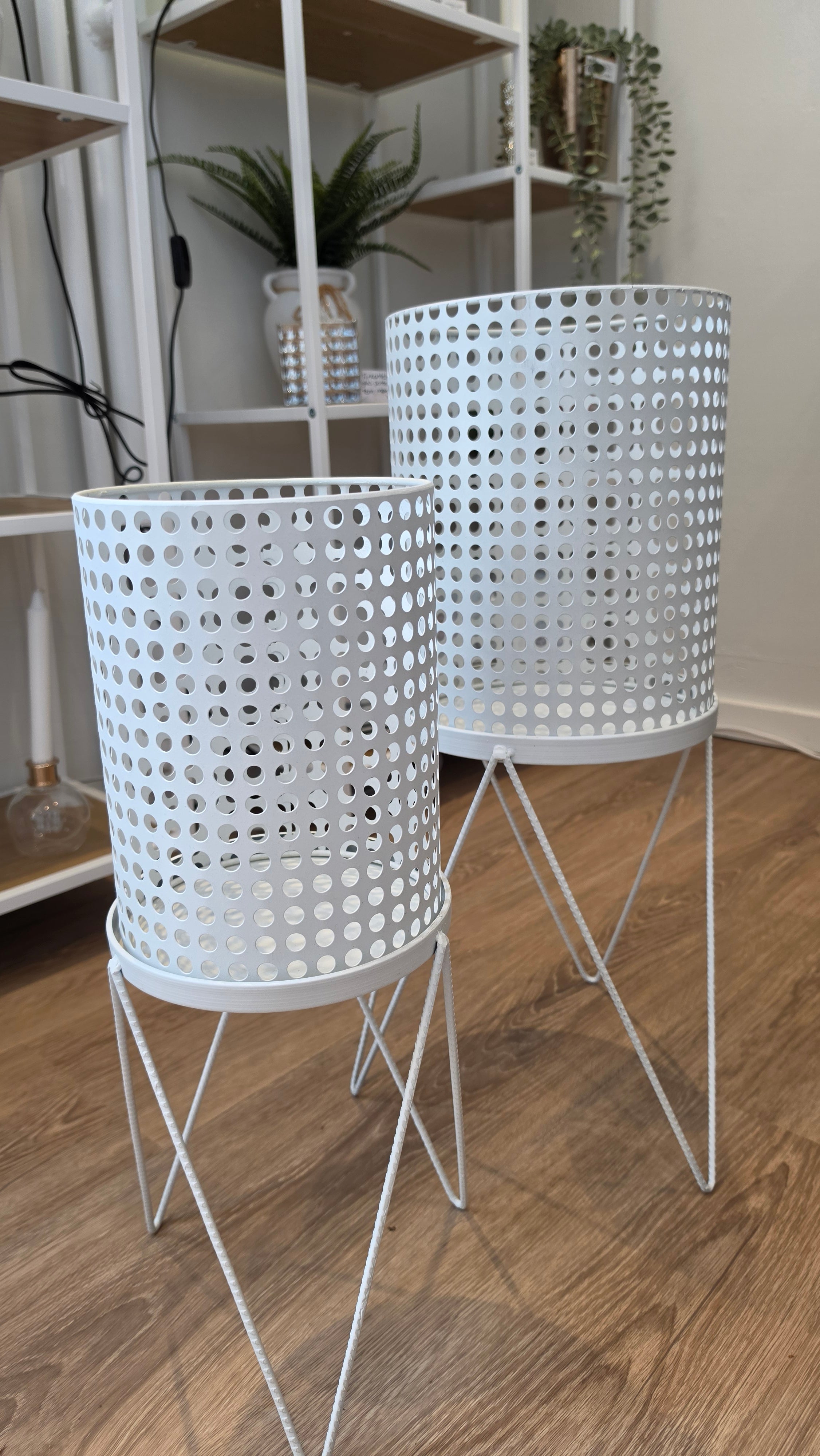 Potte/vase på stativ. Hvid, lille, metal m/huller