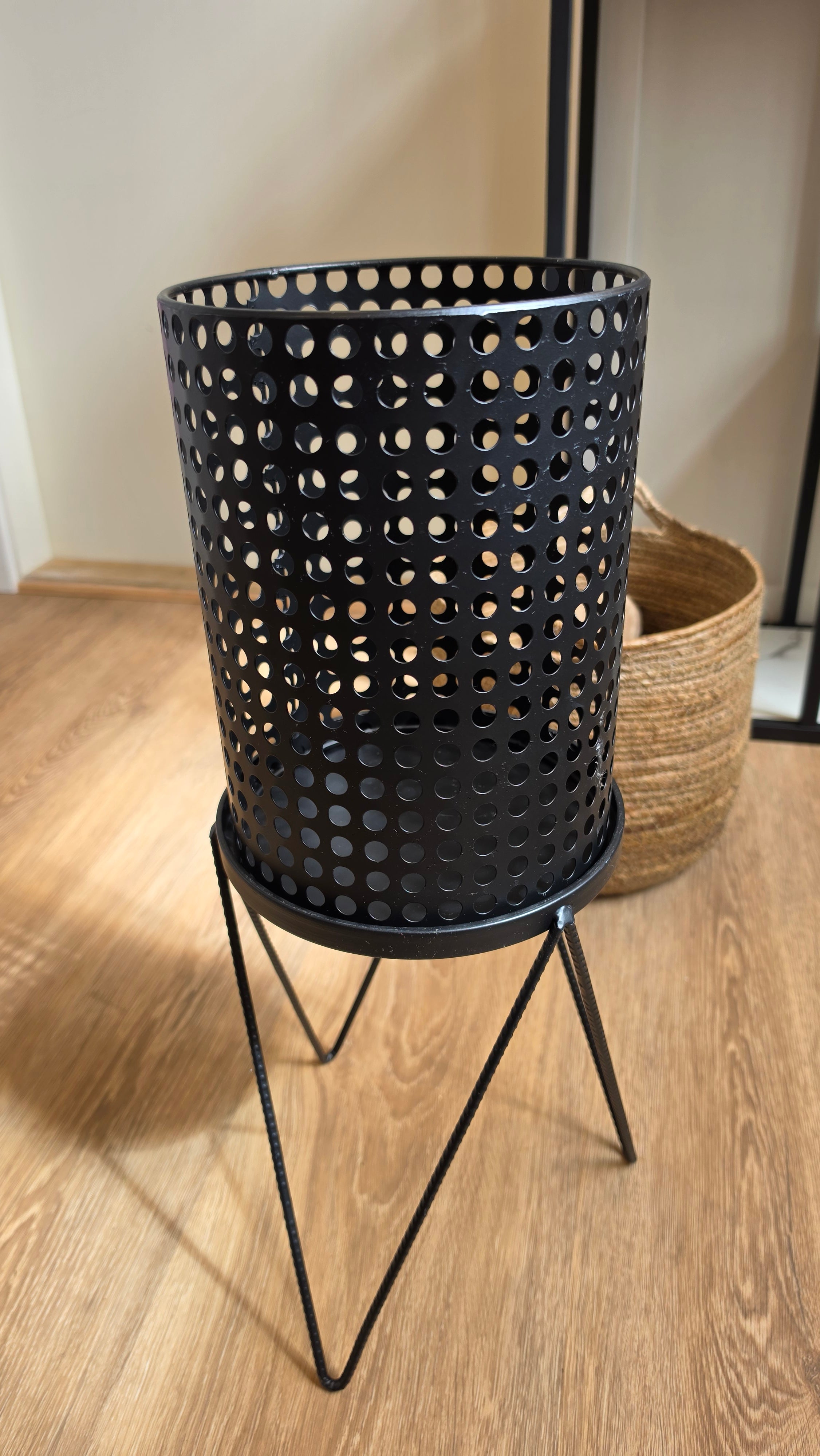 Potte/vase m/stativ. Sort, metal m/huller, lille