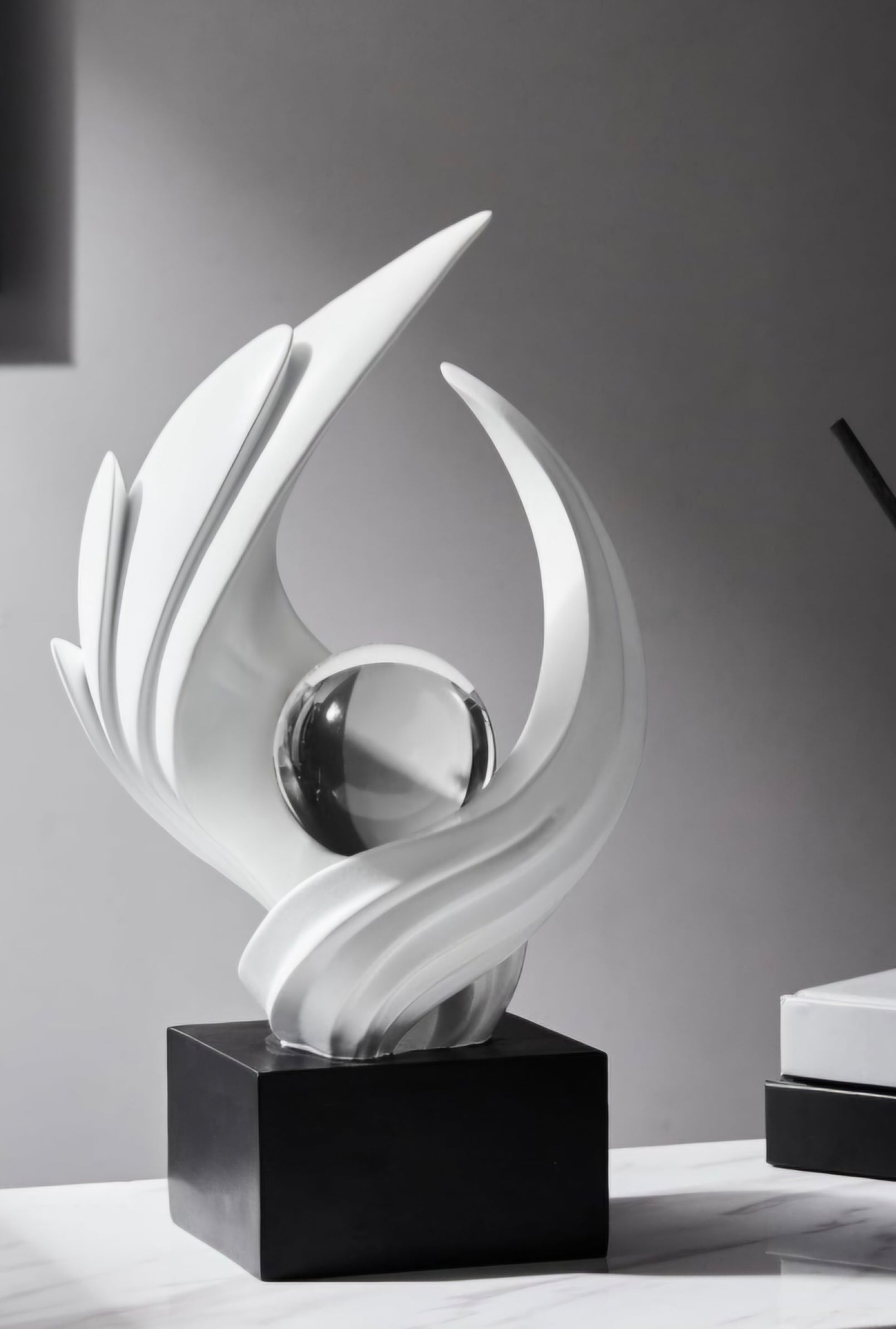 Swirl figur m/kugle, stor, sort/hvid