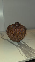 Brun vase, kogle