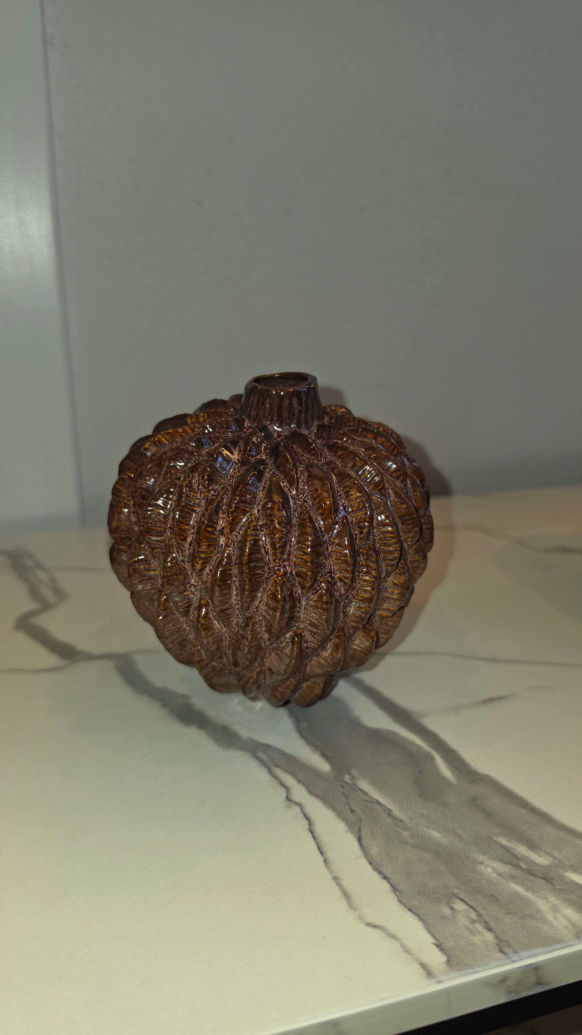Brun vase, kogle