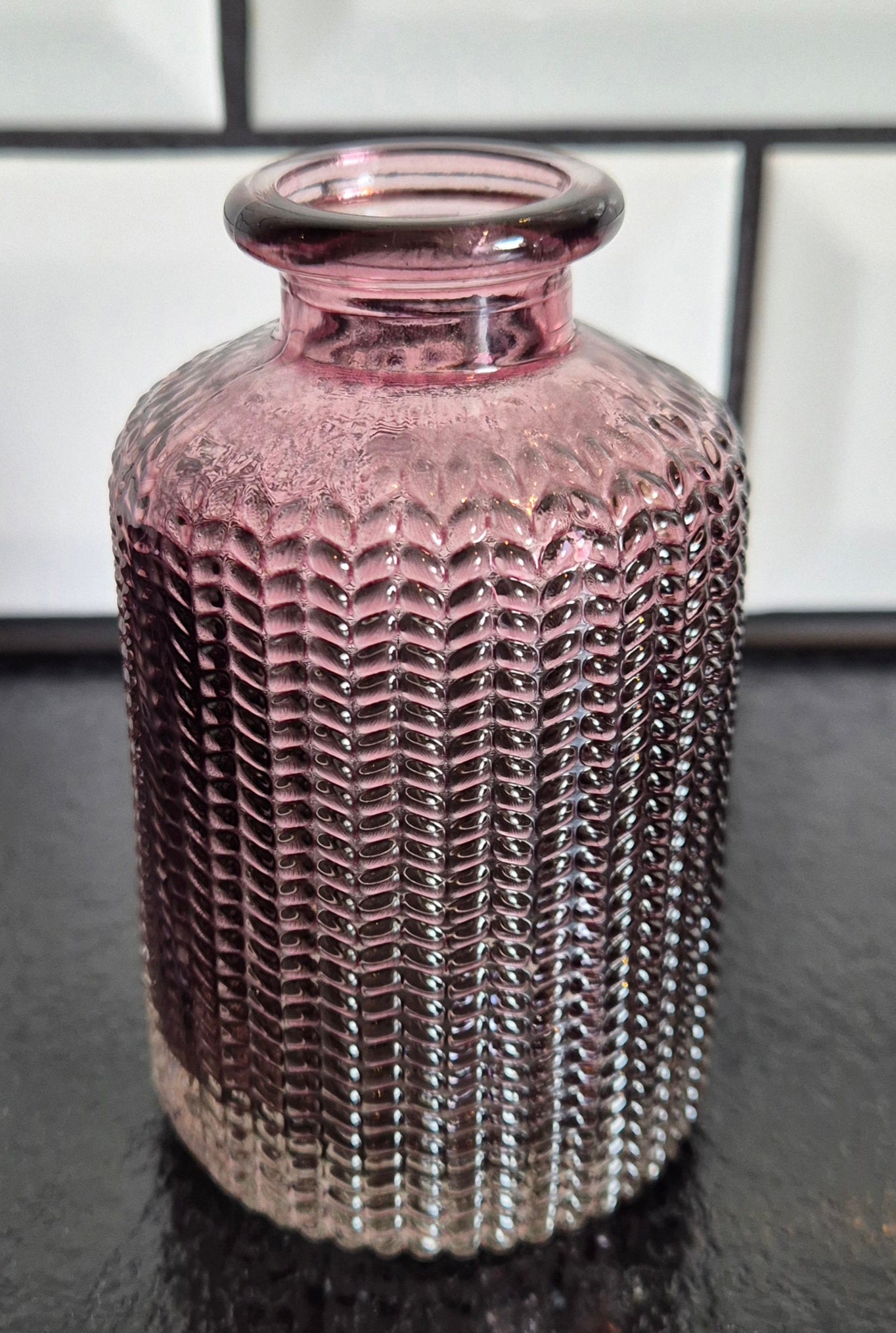 Lille vase eller lysestage, riller, glas, rosa