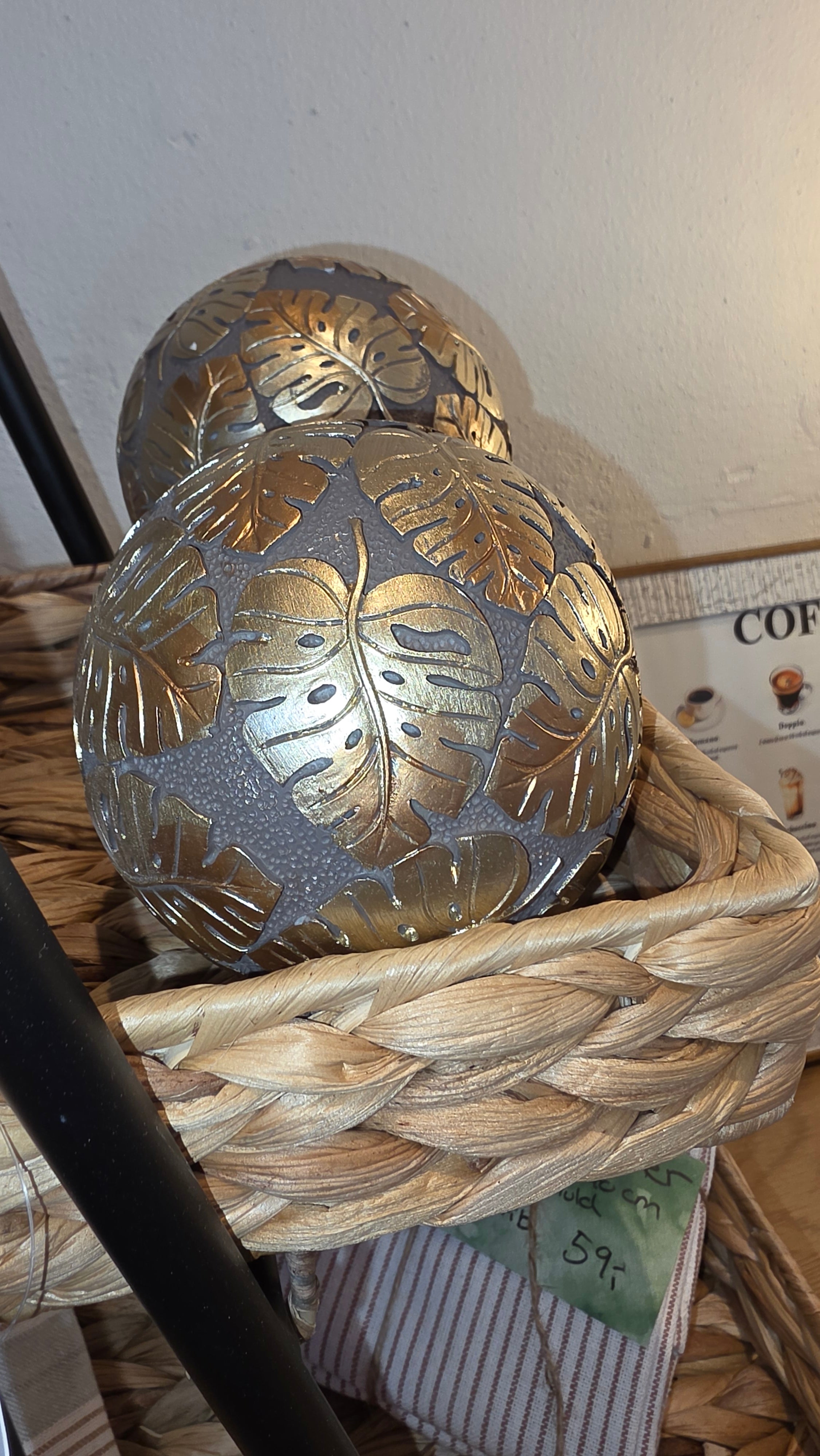 Figur, kugle m/monstera, guld