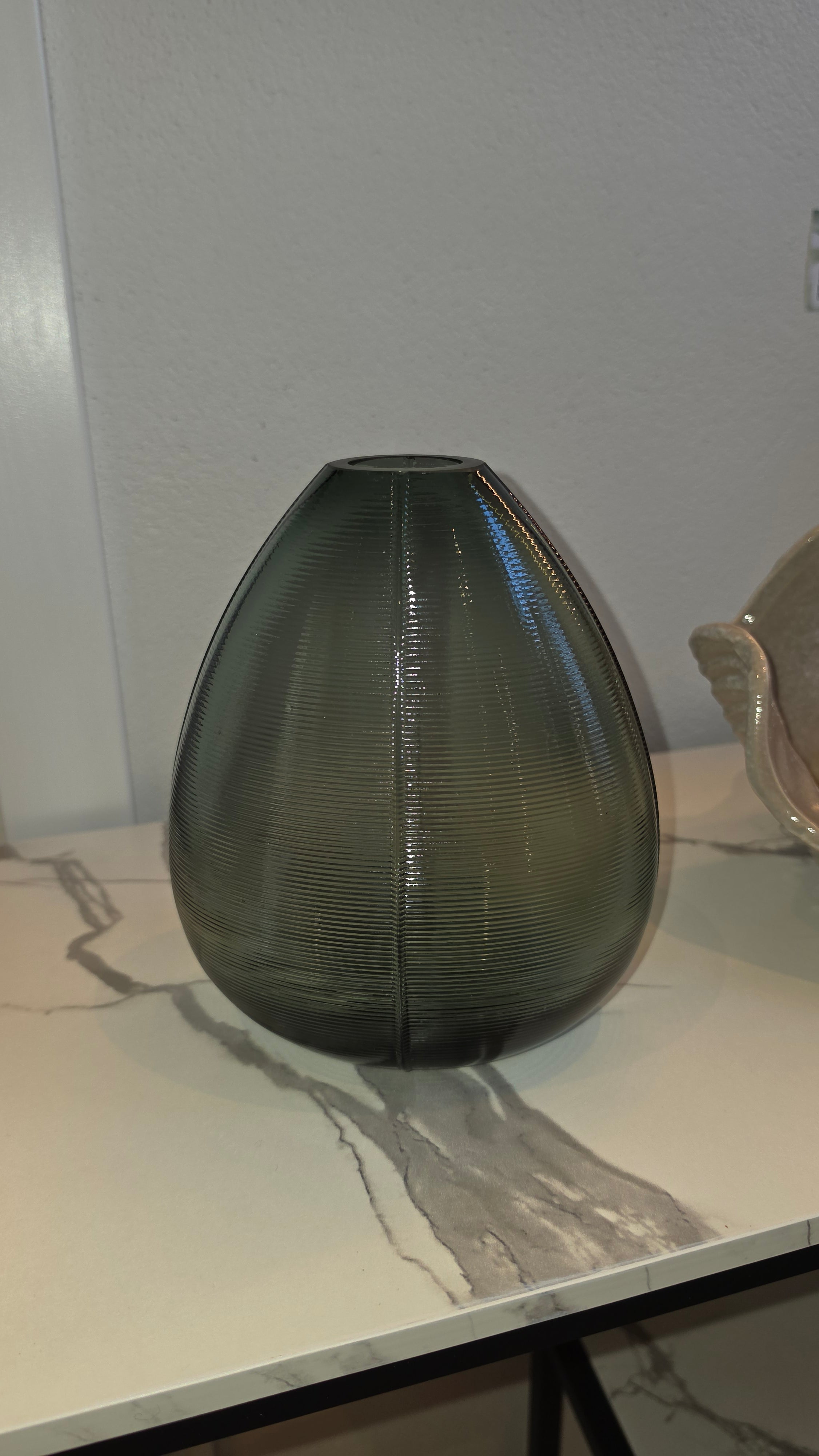 Grå glas vase m/riller