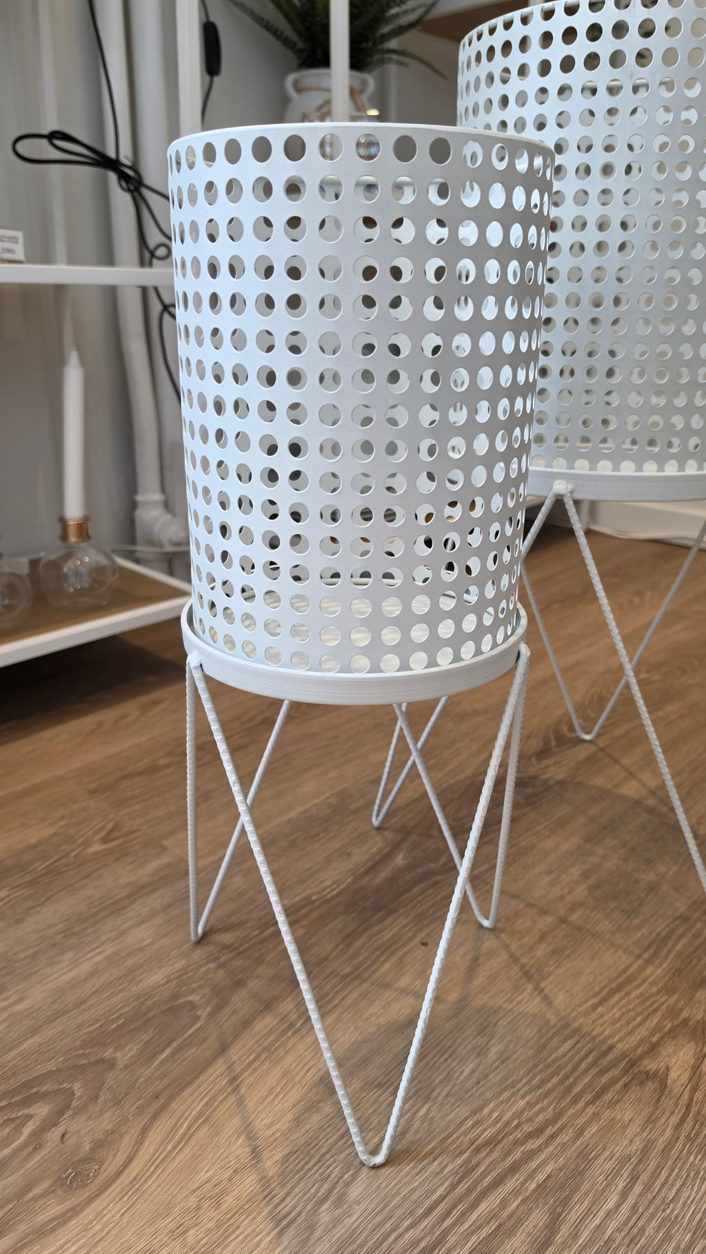 Potte/vase på stativ. Hvid, lille, metal m/huller