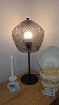 Smuk bordlampe m/grå glas skærm, sort metal inkl. pære