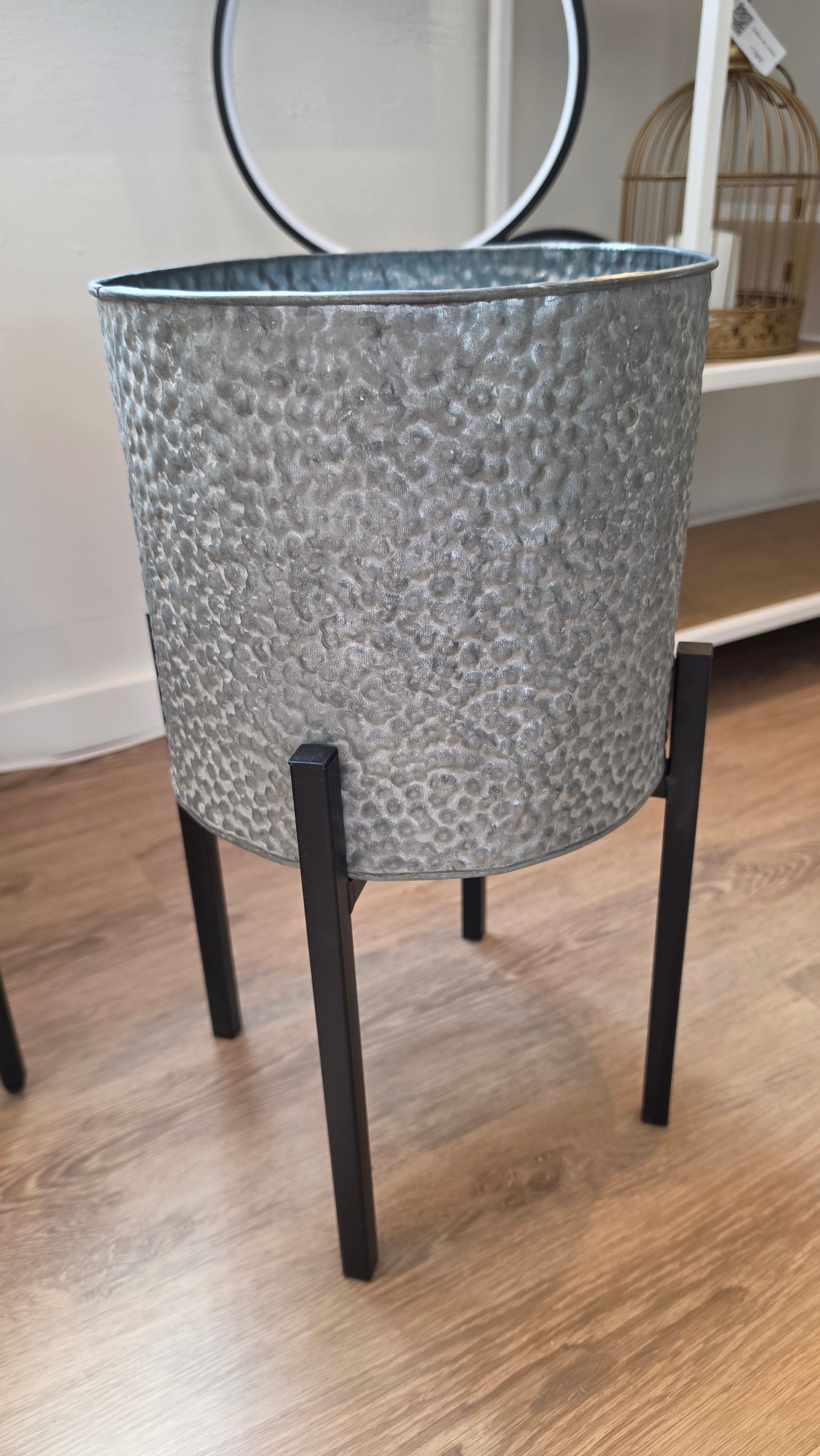 Stor zink potte på sort stativ