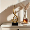 Guld figur m/kugle