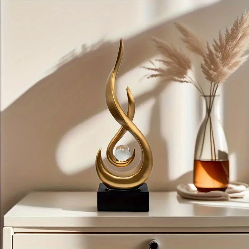 Guld figur m/kugle