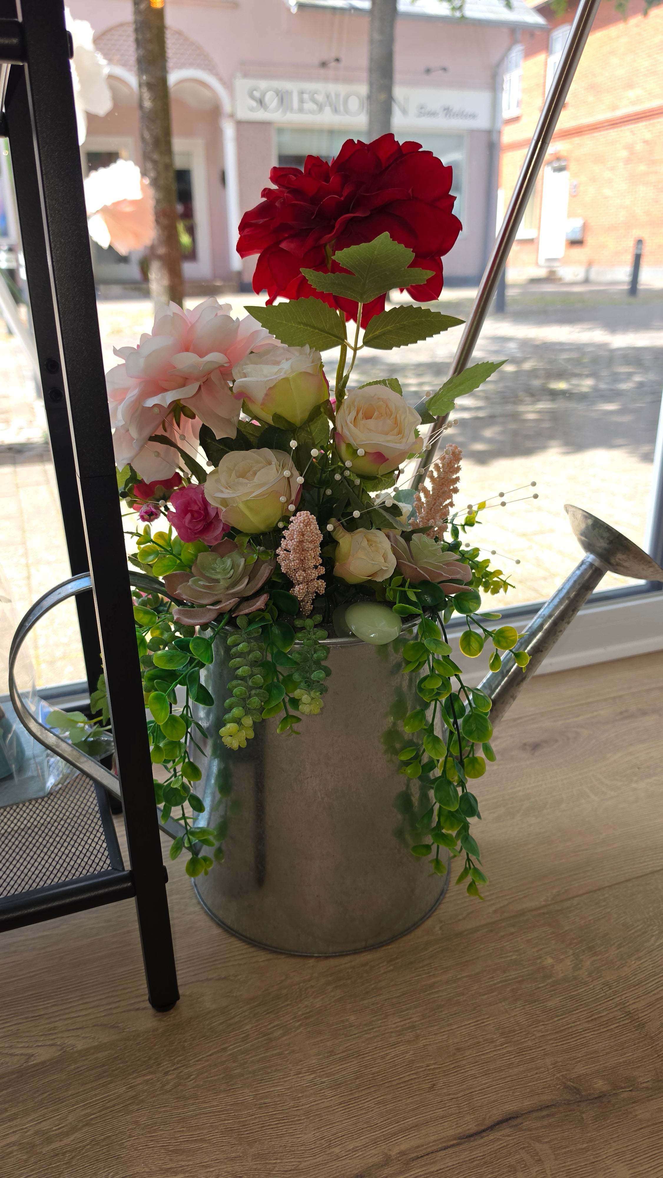 Stor zink vandkande m/blomster dekoration