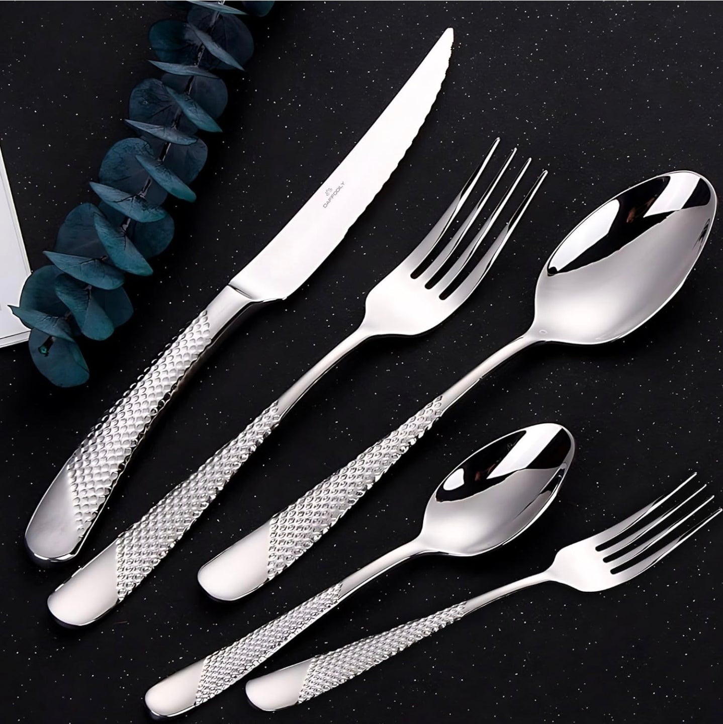Sæt til 6 personer. Kniv, gaffel, kagegaffel ske, teske. Tern