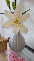 Beige vase/stage m/blomst